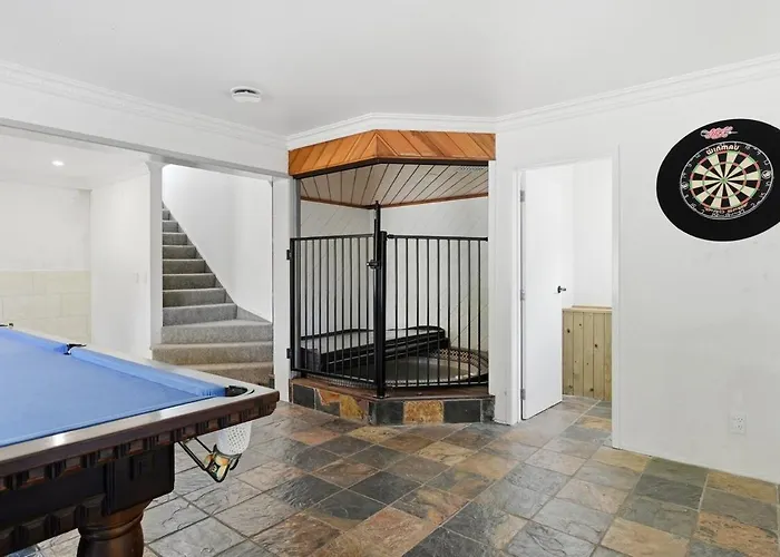 Elevated Escape For Biking, Golfing, Relaxing-swimming Pool Is Only Available For Summer 度假居 *